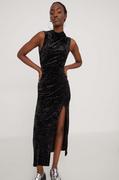 Sukienki - Superdry sukienka kolor czarny maxi dopasowana - miniaturka - grafika 1