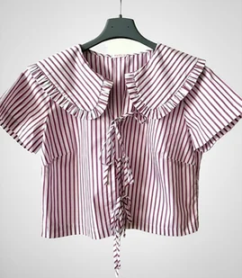 Wiązana bluzka z krótkim rękawem i kołnierzykiem Liliana - Bluzki damskie Wiązana bluzka z krótkim rękawem i kołnierzykiem Liliana - Bluzki damskie - miniaturka - grafika 1