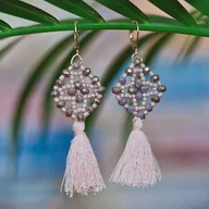 Kolczyki - Różowe kolczyki z koralików z chwostami - miniaturka - grafika 1