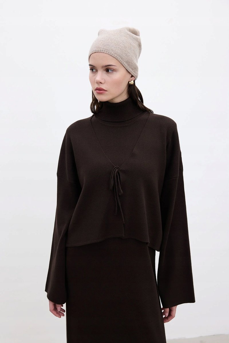 SWETER DAMSKI Z GOLFEM I WIĄZANIEM W KOLORZE BRĄZOWYM M/L 5HA*