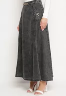 Spódnice - Czarna Bawełniana Spódnica Jeansowa Maxi Rozkloszowana z Łańcuszkiem Zallire - miniaturka - grafika 1