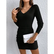 Sukienki - Dopasowana sukienka mini - Czarny - miniaturka - grafika 1