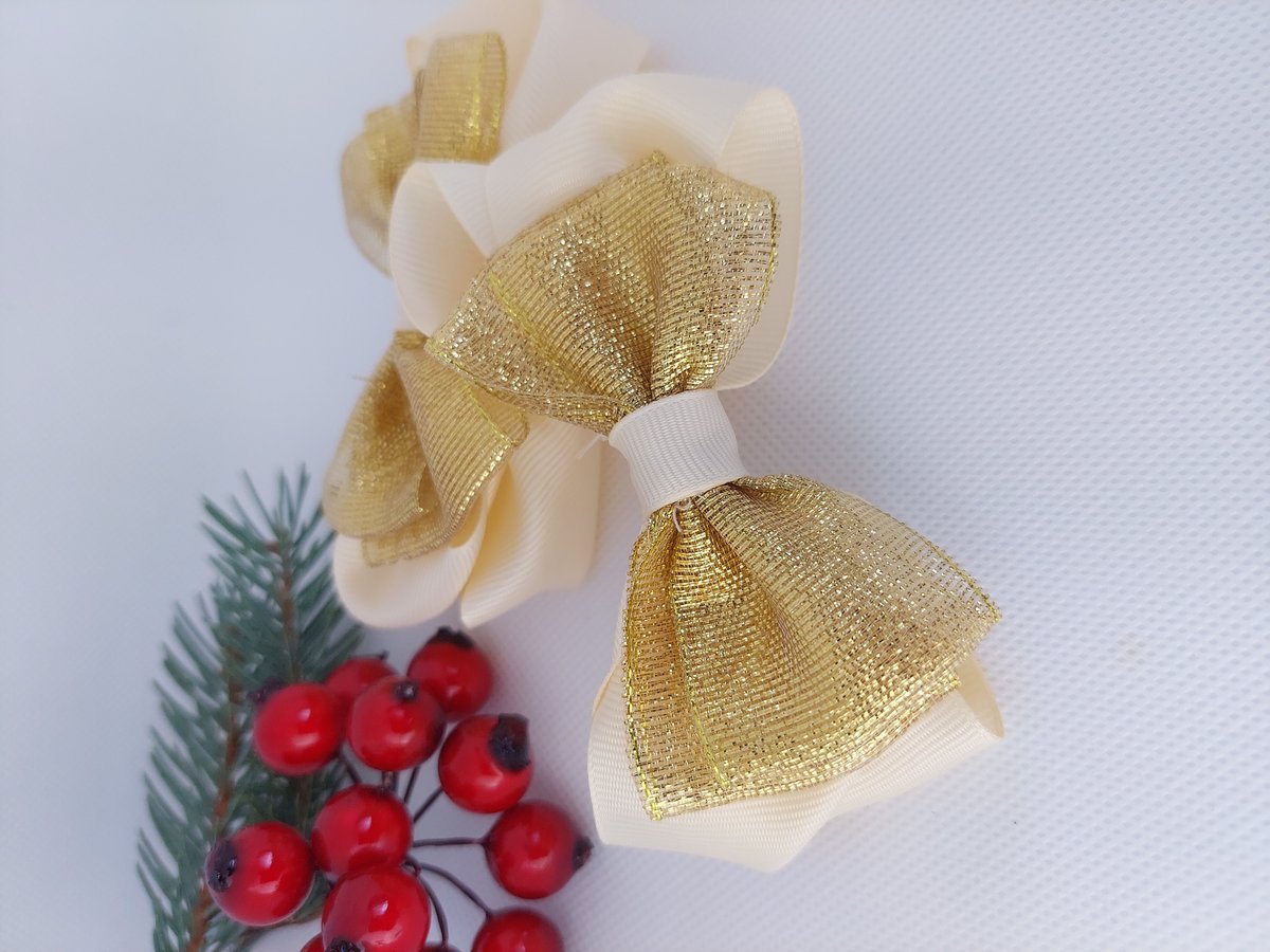 Zestaw dwóch kremowych kokardek ze złotym akcentem na spinkach krokodylek elegancki komplet handmade