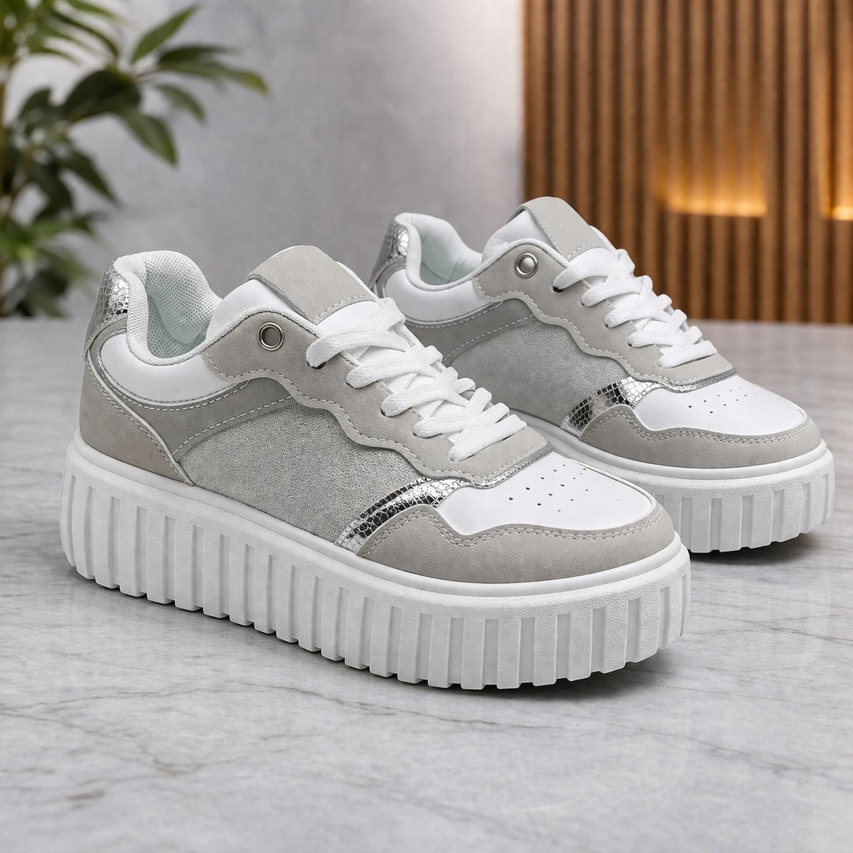 Białe sneakersy damskie na platformie z srebrnymi akcentami 41