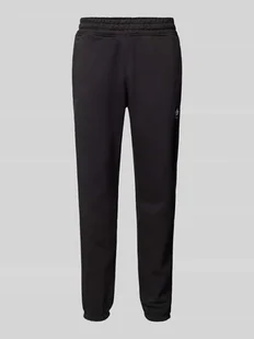 Spodnie dresowe o kroju tapered fit z wyhaftowanym logo - Spodnie sportowe męskie - miniaturka - grafika 1