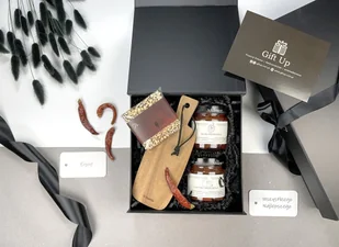 Duet- BOX prezentowy z drewnianą deską, salsą paprykową, czekoladą, prezent dla Taty, przyjaciela, szwagra, kolegi /Gift Up/ - Zestawy upominkowe - miniaturka - grafika 1