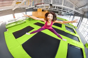 Zabawa w Parku Trampolin w Warszawie - Czasopisma - miniaturka - grafika 1