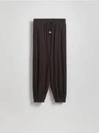 Spodnie damskie - Reserved - Spodnie jogger z wiskozą - ciemnobrązowy - miniaturka - grafika 1