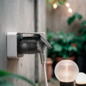 Systemy inteligentnych domów - Gniazdo Hama WLAN Smart Matter 2xIP20 biały 1xIP44 czarny - miniaturka - grafika 1