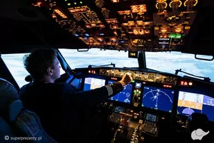 Poczuj się jak pilot samolotu pasażerskiego Boeing 737-8 MAX  zasiądz za sterami z pilotem PLL LOT - Vouchery - miniaturka - grafika 1