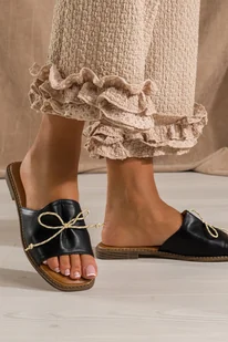 Czarne klapki damskie płaskie z ozdobną kokardą Carla M509P - Klapki i japonki damskie - miniaturka - grafika 1