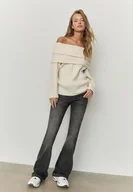 Swetry damskie - Stradivarius Asymetryczny sweter dzianinowy z odkrytymi ramionami Ecru M - miniaturka - grafika 1