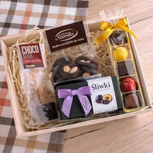 Elegancki koszyk słodkości z pralinami - Zestawy upominkowe - miniaturka - grafika 1