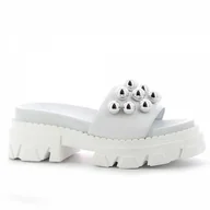 Klapki i japonki damskie - Białe klapki skórzane na platformie CARINII - Carinii - miniaturka - grafika 1