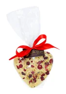 Czekolada - M.Pelczar Chocolatier Serce z białej czekolady dekorowane wiśniami i pistacjami biale serce - miniaturka - grafika 1