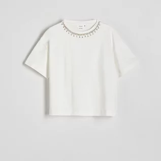 Koszulki i topy damskie - Reserved - T-shirt z biżuteryjnym zdobieniem - Kremowy - grafika 1
