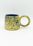 Kubki - Żółty ceramiczny kubek z okrągłym uszkiem - miniaturka - grafika 1