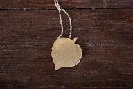 Łańcuszki - Łańcuszek ze złotym liściem lipy - miniaturka - grafika 1