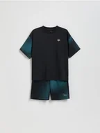 Spodnie i spodenki dla chłopców - Reserved - Sportowy komplet z nadrukiem - czarny - miniaturka - grafika 1