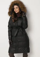 Kurtki damskie - Czarna Długa Pikowana Kurtka z Kapturem Odpinanym Futerkiem i Paskiem w Talii Serenira - miniaturka - grafika 1