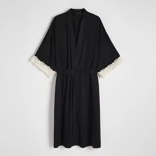 Piżamy damskie - Reserved - Szlafrok z koronkowym wykończeniem - Czarny - grafika 1