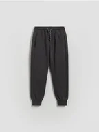 Spodnie i spodenki dla chłopców - Reserved - Bawełniane joggery - ciemnoszary - miniaturka - grafika 1