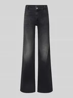 Spodnie damskie - Jeansy o rozkloszowanym kroju z nakładanymi, wpuszczanymi kieszeniami - miniaturka - grafika 1