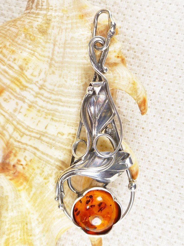 Wisiorek srebrny z bursztynem, handmade 605-20