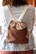 Plecaki worki - Mini workoplecak w kwiaty z brązowej ekoskóry - miniaturka - grafika 1