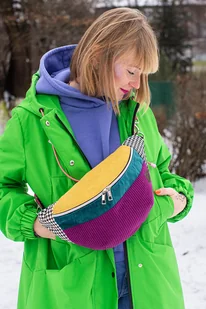 Duża różowa nerka damska ze sztruksu z kolorowym paskiem ENERGIA ŻYCIA - Nerki Duża różowa nerka damska ze sztruksu z kolorowym paskiem ENERGIA ŻYCIA - Nerki - miniaturka - grafika 1