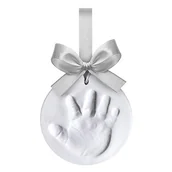 Wyposażenie pokoiku dziecięcego - Happy Hands Ornament Zestaw do robienia odcisków dłoni dziecka lub odcisków stóp na pamiątkę (średnica: 10,5 cm, łatwa obsługa, zawiera przyjazną dla skóry modelinę i wstążkę), srebrny - miniaturka - grafika 1