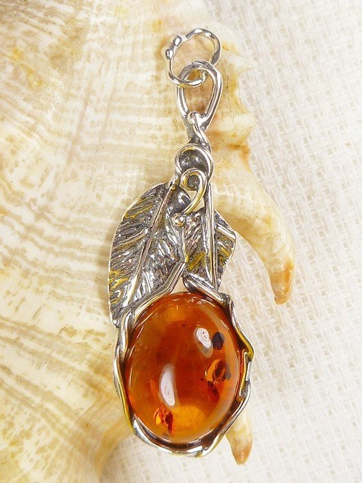 Wisiorek srebrny z bursztynem 602-22