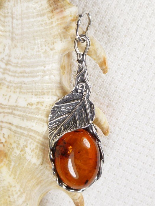 Wisiorek srebrny z bursztynem 626-12