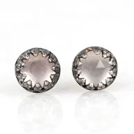 Kolczyki - Kolczyki sztyfty oksydowane Petite z kwarcem różowym - miniaturka - grafika 1