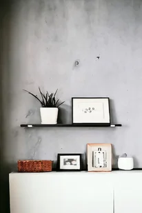 Czarna półka na książki na białych wspornikach G zamkniętych - Półki do salonu Czarna półka na książki na białych wspornikach G zamkniętych - Półki do salonu - miniaturka - grafika 1