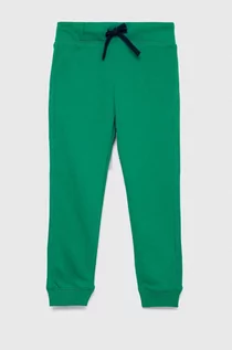 Spodnie i spodenki dla chłopców - United Colors of Benetton spodnie dresowe bawełniane dziecięce kolor zielony gładkie - grafika 1