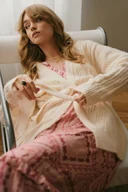 Swetry damskie - Luźny kremowy kardigan z wiązanym paskiem - Greenpoint - miniaturka - grafika 1