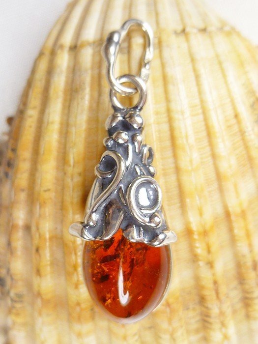 Wisiorek srebrny z bursztynem 601-42