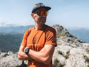COMPRESSPORT Koszulka biegowa z krótkim rękawem TRAINING T-SHIRT SS TRAIL CAPSULE 2023 rust/black - Koszulki sportowe męskie - miniaturka - grafika 3