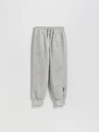 Spodnie i spodenki dla chłopców - Reserved - Dzianinowe joggery - jasnoszary - miniaturka - grafika 1