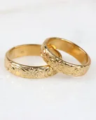 Pierścionki - Złote obrączki z roślinną fakturą - miniaturka - grafika 1