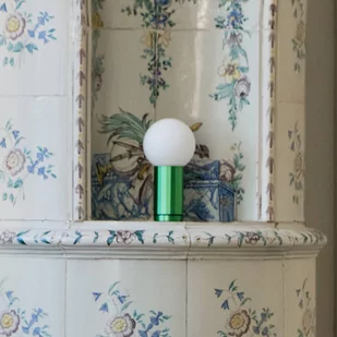 HAY Turn on lampa stołowa LED, zielona podstawa - Lampy stojące - miniaturka - grafika 1