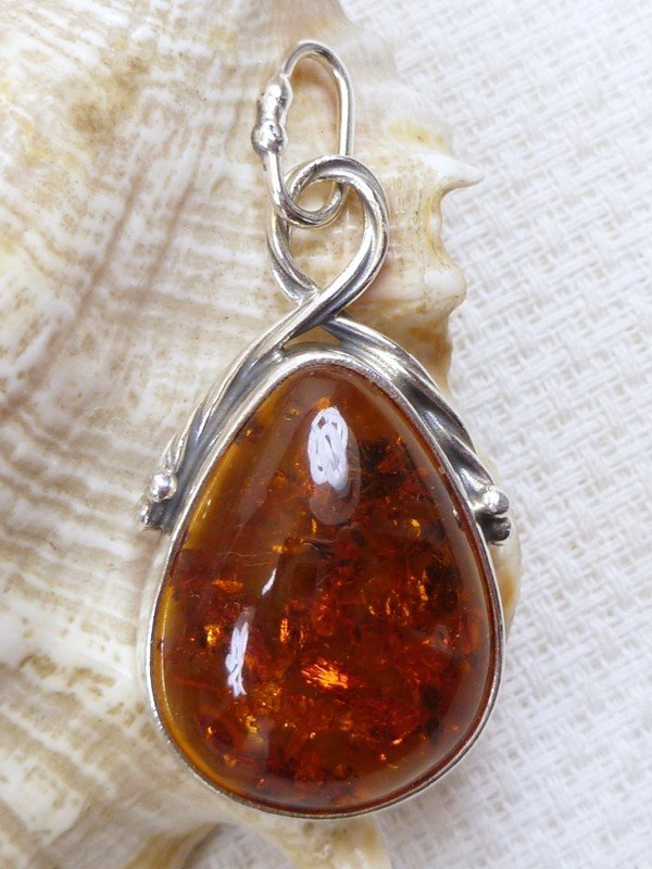 Wisiorek srebrny z bursztynem 607-9