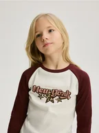 Bluzki dla dziewczynek - Reserved - Prążkowana koszulka z napisem - ciemnobrązowy - miniaturka - grafika 1