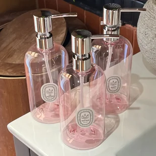 TEMU Elegancki 500ml przezroczysty różowy dozownik z metalową pokrywką - Idealny do mydła ręcznego, szamponu, balsamu, płynu do prania ciała, olejków - Pozostałe akcesoria kosmetyczne - miniaturka - grafika 1