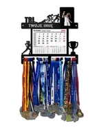 Kalendarze - Wieszak na medale TRI WOMAN z kalendarzem i ramką na zdjęcie twoje imię dowolny tekst 414.1 - miniaturka - grafika 1