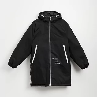Płaszcze męskie - House - Sportowy płaszcz z kapturem i kontrastowymi detalami czarny - Czarny - grafika 1