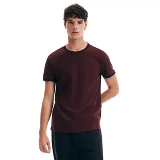 Koszulki męskie - Reserved T-shirt z kontrastową lamówką - Bordowy - grafika 1
