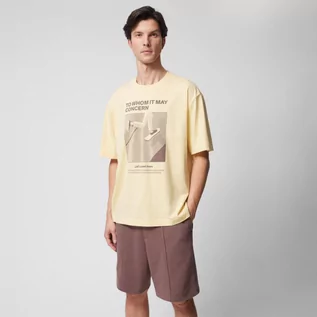 Koszulki sportowe męskie - Męski t-shirt oversize z nadrukiem Outhorn OTHWSS24TTSHM1501 - żółty - grafika 1