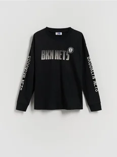 Reserved - Bawełniany longsleeve z nadrukiem NBA - czarny - Bluzki dla chłopców - miniaturka - grafika 1